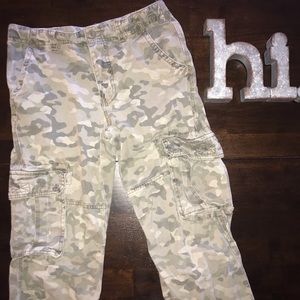 🐷 CAMO Cargo Pants - Size 16 - EUC
